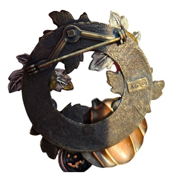 KC Autumn Harvest Pumpkin Maple Leaves Wreath Brooch Fall Themed Brooch Pin 2" - Picture 3 of 8
